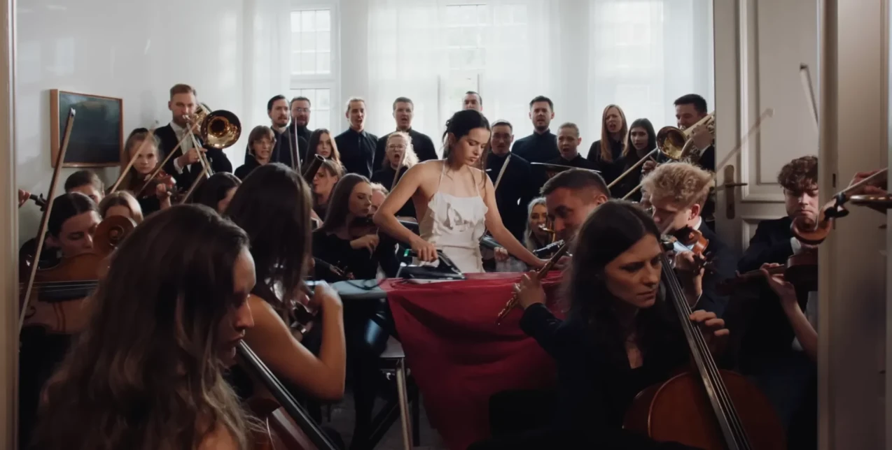 Η Rosalía κυκλοφόρησε το νέο της τραγούδι, Berghain, με ένα video clip που εντυπωσιάζει και styling που ξεχωρίζει