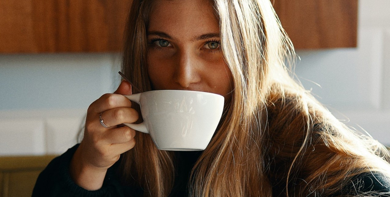 Μήπως η καθημερινή κατανάλωση matcha latte επηρεάζει τα μαλλιά σας περισσότερο από όσο νομίζετε;