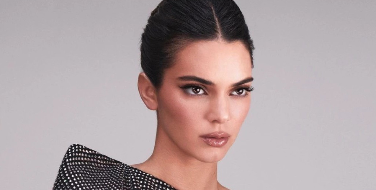 Eyeshadow Layering: Πώς να πειραματιστείτε με διαφορετικές υφές σκιών για τα πιο εντυπωσιακά looks