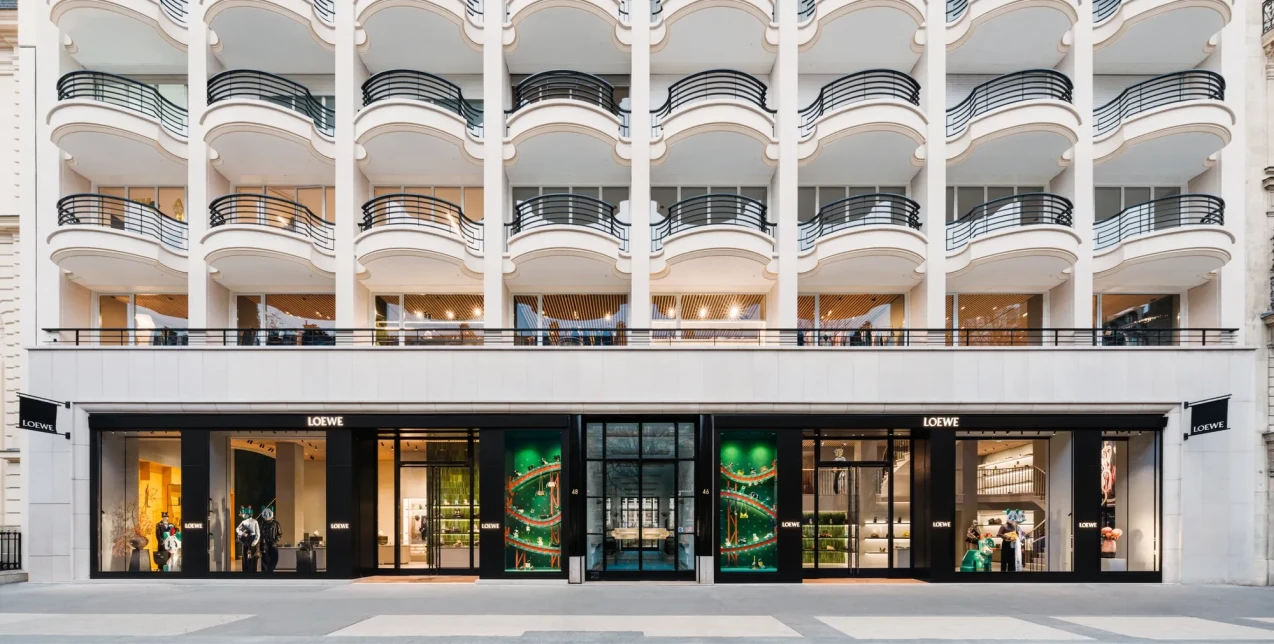 Στη θρυλική Avenue Montaigne του Παρισιού, δεσπόζει το νέο iconic flagship του οίκου Loewe