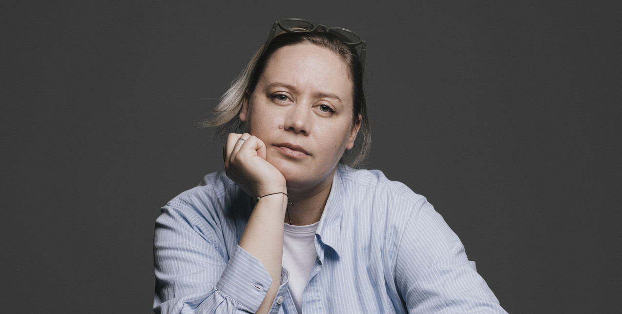 H βραβευμένη συγγραφέας και ηθοποιός Rene Karabash συζητά μαζί μας για το φύλο, την παράδοση και τον αγώνα για αυθεντικότητα