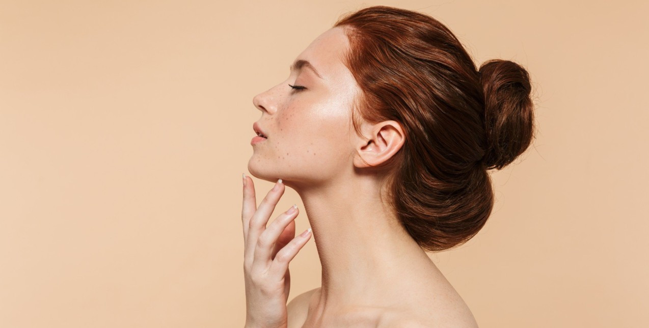 Oι κινήσεις που «σβήνουν» χρόνια από τον λαιμό σας 