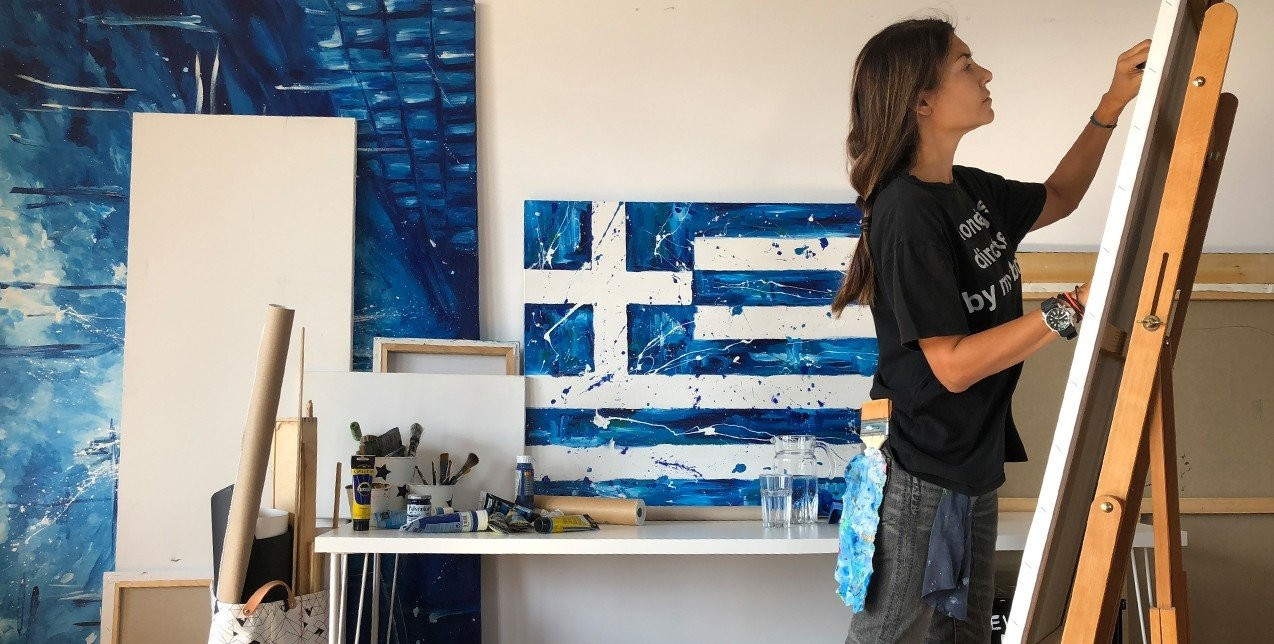 Με αφορμή το pop-up event «SUPER HEARTS» που πραγματοποιείται σήμερα στη Θεσσαλονίκη, ανατρέχουμε στην εντυπωσιακή καλλιτεχνική πορεία της Καρολίνας Ροβύθη 