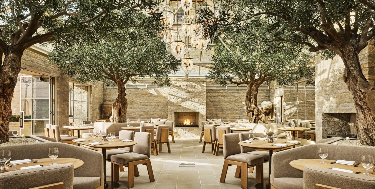 Μια ματιά στον νέο χώρο του RH England στο εμβληματικό Aynho Park, όπου η υψηλή γαστρονομία συναντά το design