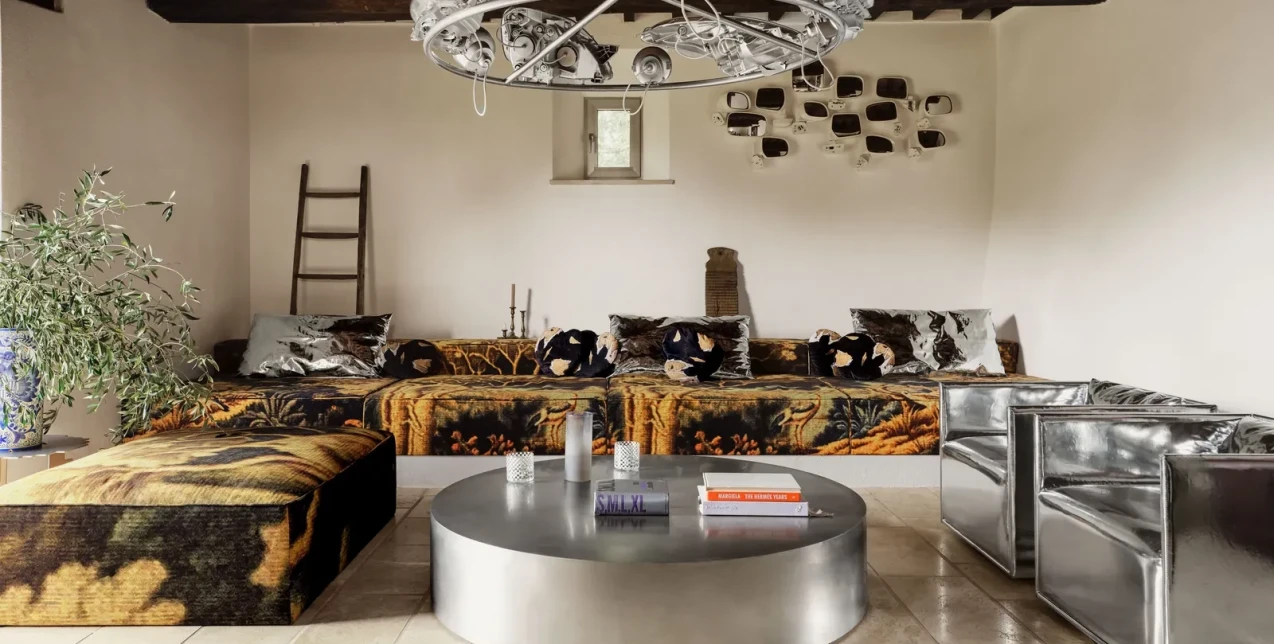 Ένα αγροτόσπιτο στην Τοσκάνη συνδυάζει απόλυτα την πέτρα με το μεταλλικό στοιχείο