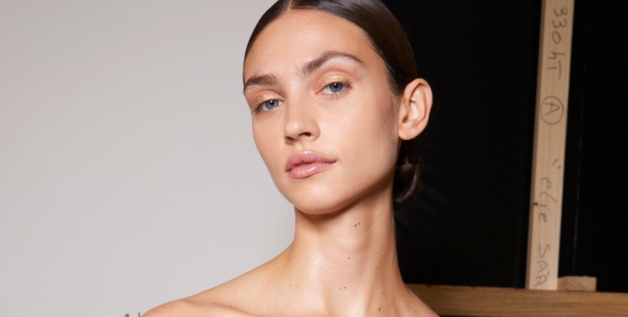 Golden Hour Makeup: Η νέα τάση στο μακιγιάζ που εγκρίνουν τα it-girls για τις γιορτινές εμφανίσεις σας 