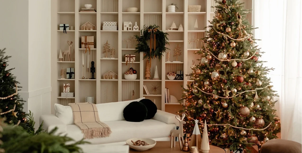 Οι πιο κομψοί τρόποι για να στολίσετε φέτος τα Χριστούγεννα αν έχετε μικρό σπίτι