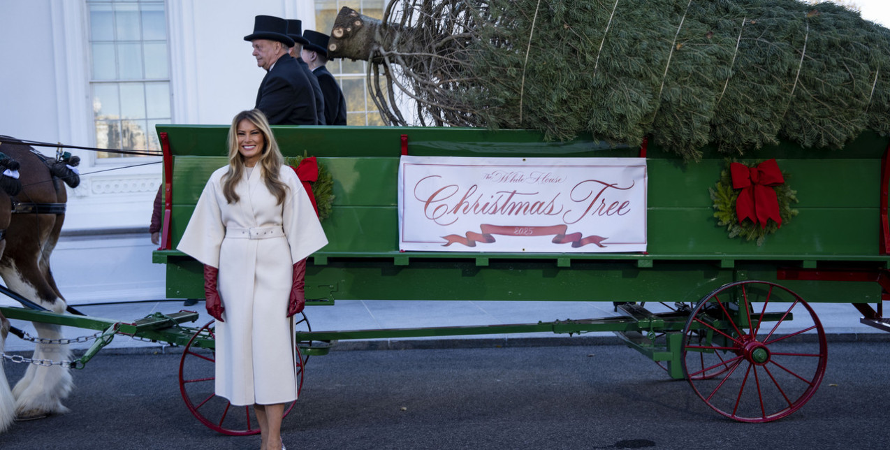 Η Melania Trump υποδέχθηκε το χριστουγεννιάτικο δέντρο του Λευκού Οίκου