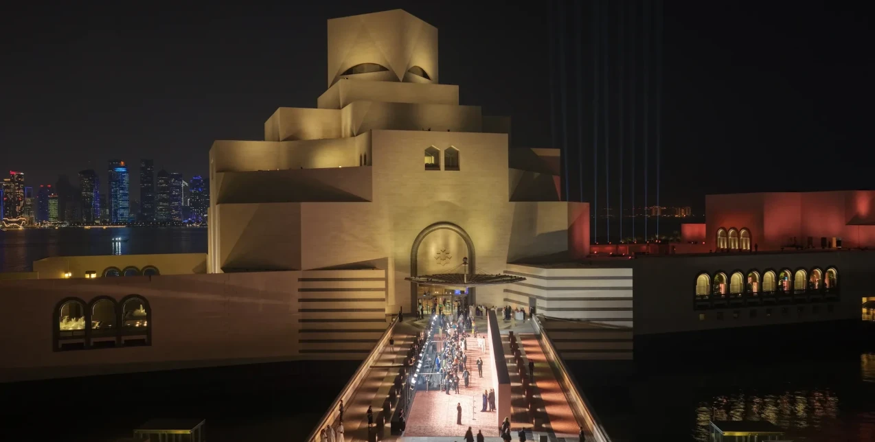 Οι λαμπερές παρουσίες στο φιλανθρωπικό gala στο Μουσείο Ισλαμικής Τέχνης της Ντόχα, αφιερωμένο στη μνήμη της θρυλικής εκδότριας Franca Sozzani