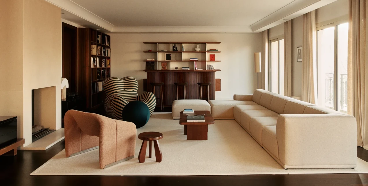 Ένα μικρό παριζιάνικο διαμέρισμα που σχεδιάστηκε γύρω από ένα sound bar για ακρόαση βινυλίων