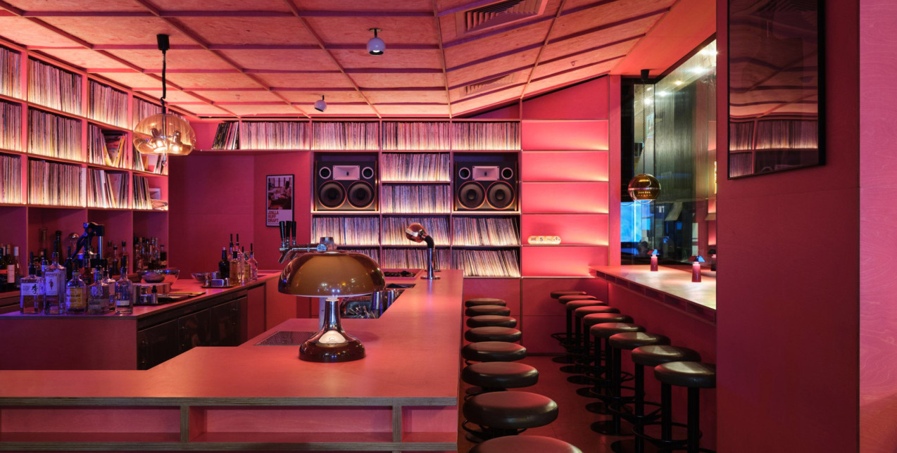 Τα listening bars είναι η νέα τάση που συνδυάζει την ακουστική εμπειρία με το interior design