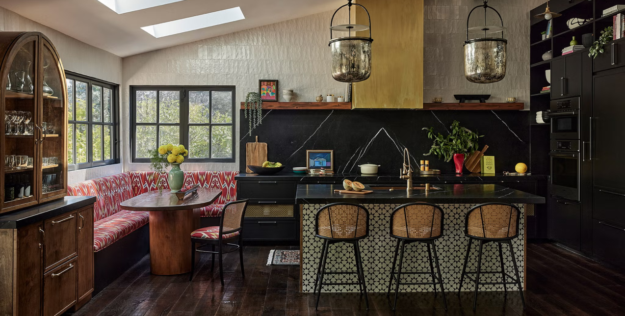 Ένα σπίτι στο Los Angeles που αναδεικνύεται μέσα από τα χρώματα και τις υφές