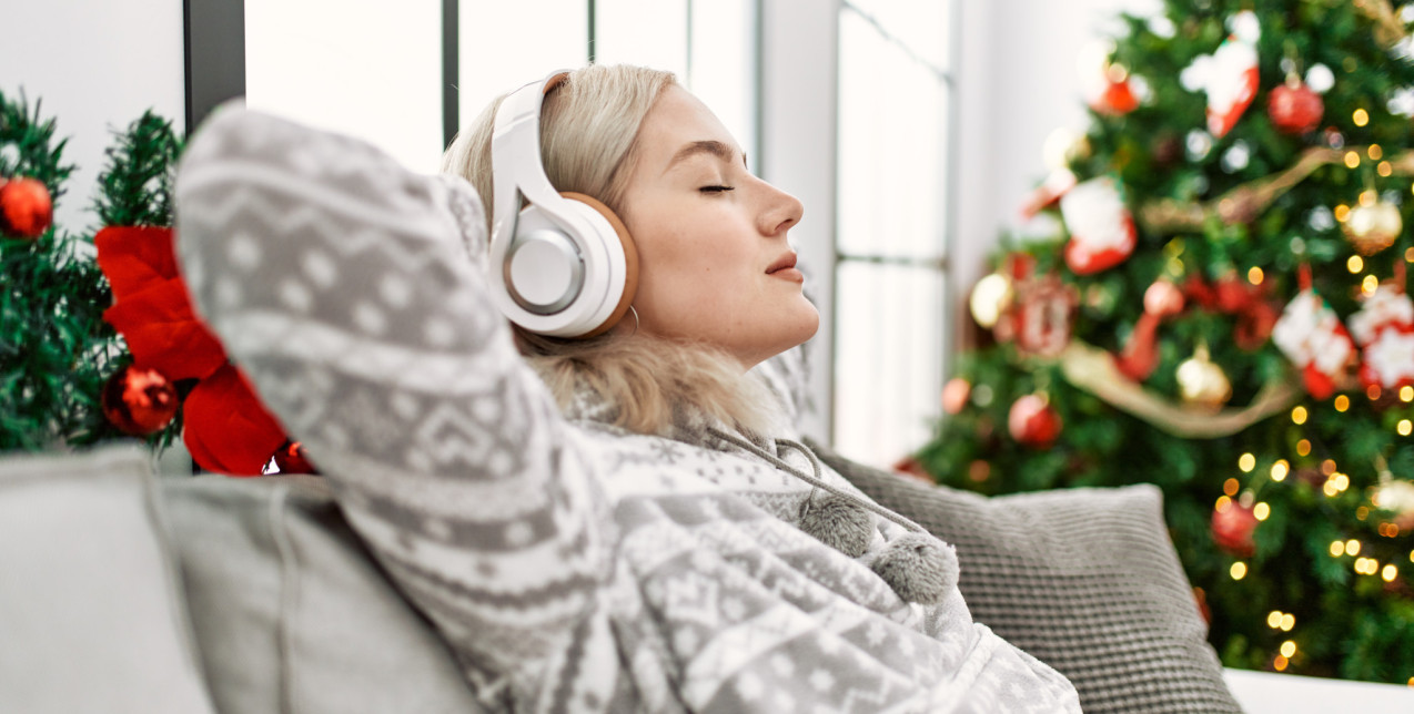 Τα καλύτερα festive podcasts που θα σας βάλουν στο πνεύμα των ημερών