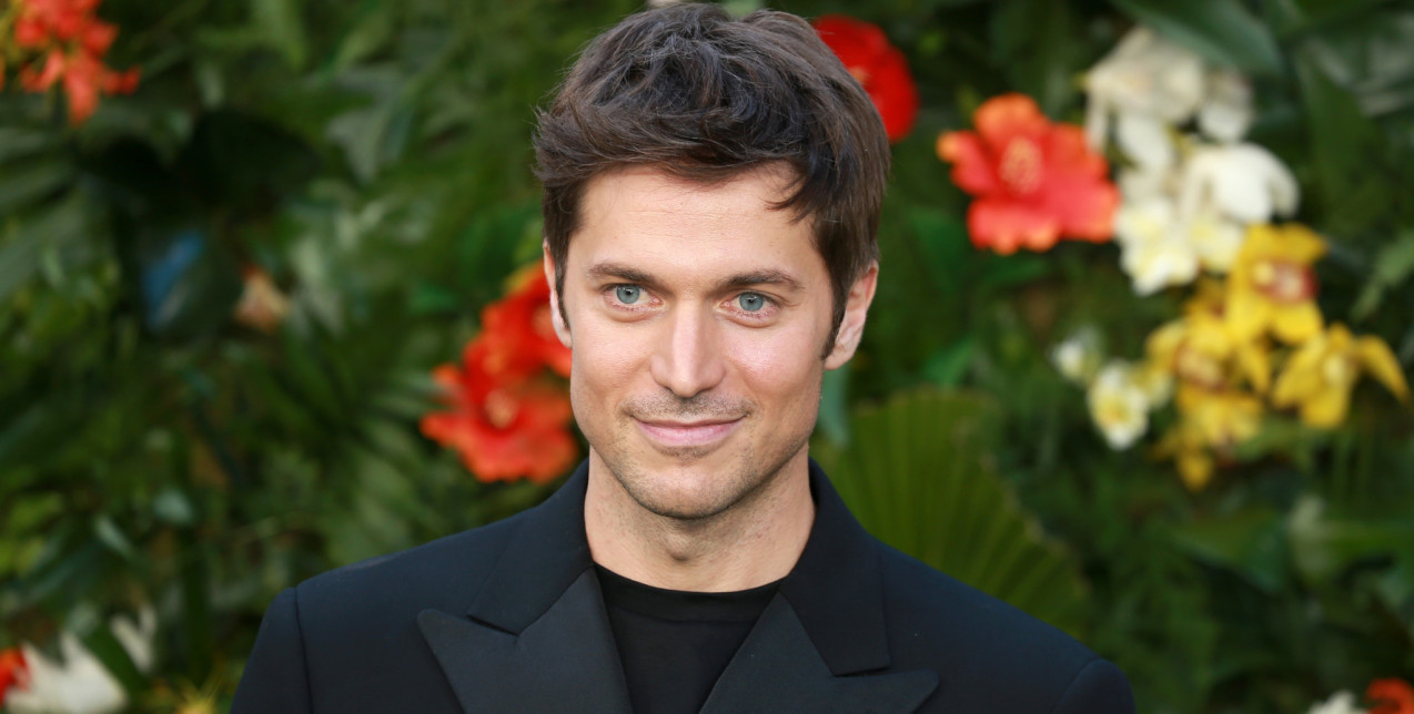 Lucas Bravo: Ο πρωταγωνιστής του "Emily In Paris" μιλά για το ρόλο του και για το ένα πράγμα που απεχθάνεται να κάνει στη ζωή του