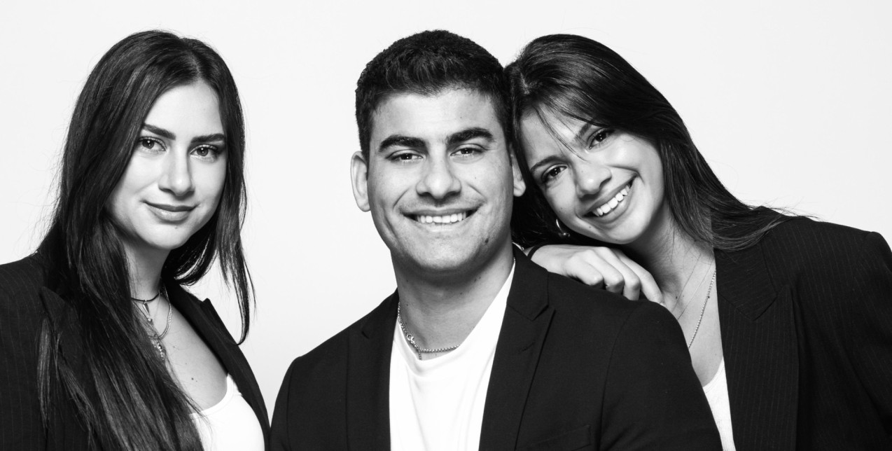 SKG Stories: Ο Νίκος, η Κατερίνα και η Μάνια Σαββάογλου αποδεικνύουν πώς η ελληνική μόδα ξεπερνά τις στερεοτυπικές αναφορές ώστε να αντέξει στο πέρασμα του χρόνου