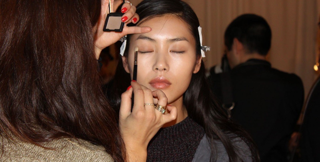 Δεν είστε λάτρης του makeup; Πώς θα έχετε αψεγάδιαστο αποτέλεσμα με ελάχιστα προϊόντα