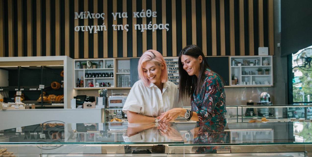 Μπήκαμε σε ένα από τα διαχρονικότερα ζαχαροπλαστεία της Θεσσαλονίκης και μάθαμε την ιστορία του