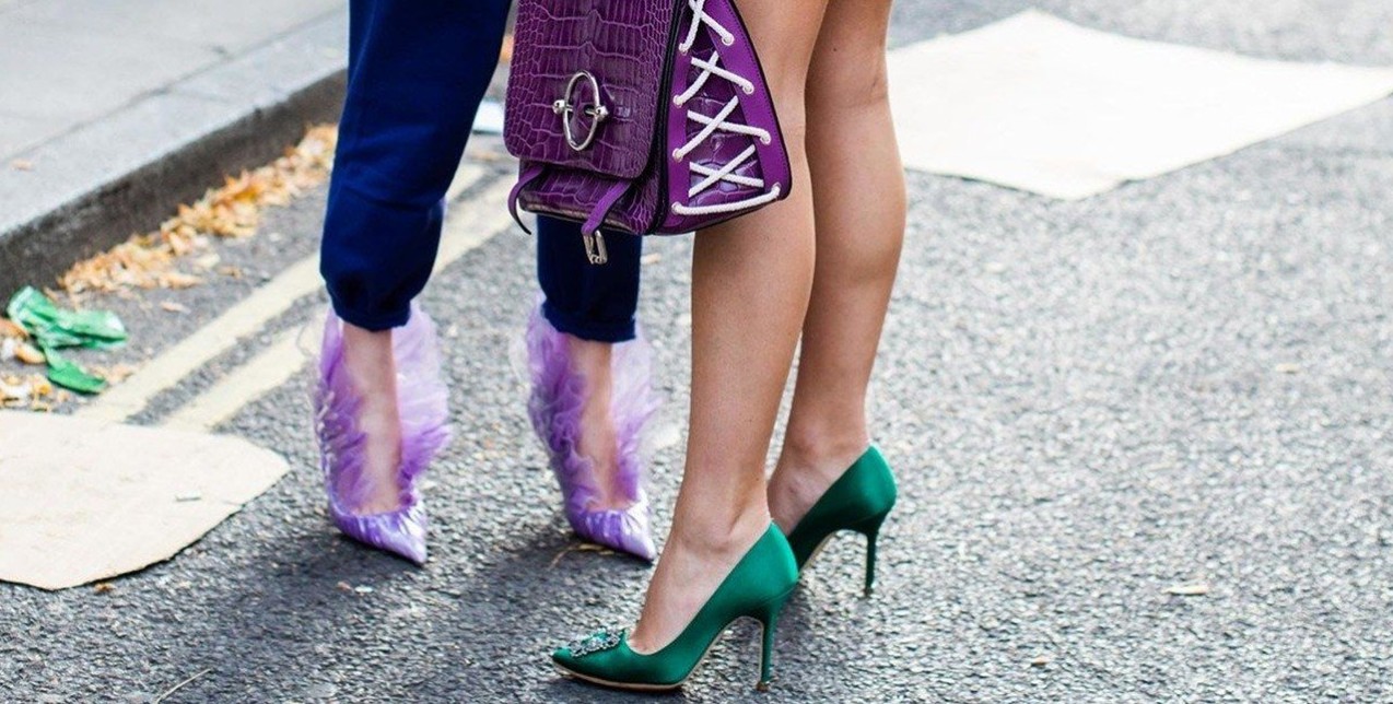 Ο απόλυτος οδηγός για να συνδυάσετε σωστά τα χρωματιστά σας παπούτσια
