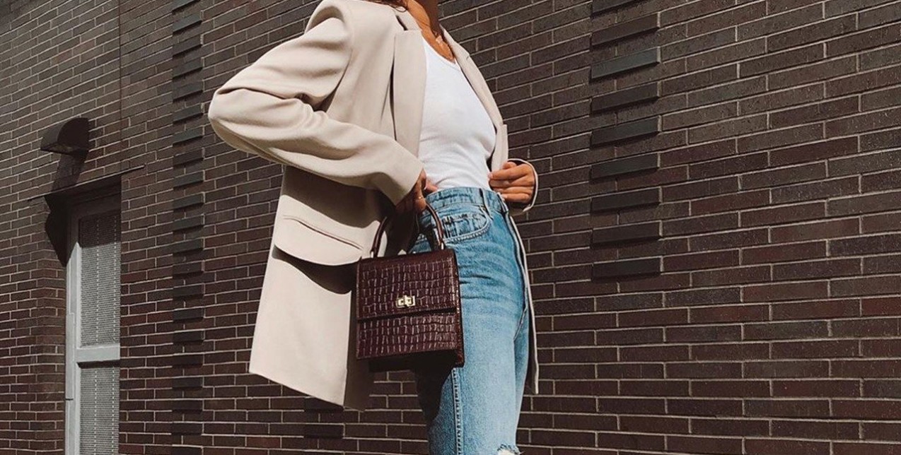 Jeans & t-shirt: 4 κομμάτια που συνοδεύουν τέλεια τον αγαπημένο σας συνδυασμό