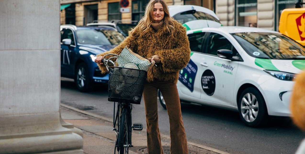 Πώς θα φορέσετε το χρώμα που είναι εξίσου κομψό με το μαύρο 