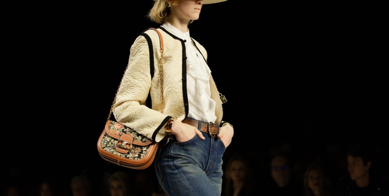 7 τρόποι για να φορέσετε τα jeans σας σύμφωνα με τις διεθνείς πασαρέλες