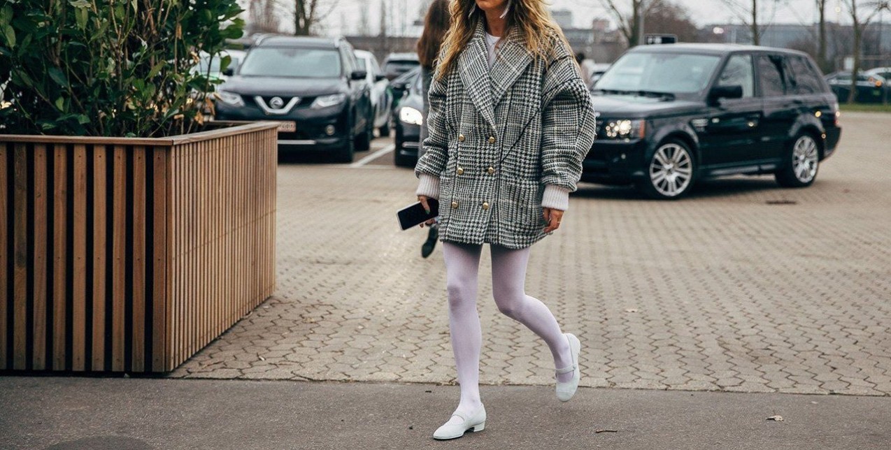 Πώς θα φορέσετε τα χρωματιστά καλσόν που είναι πάλι στη μόδα 