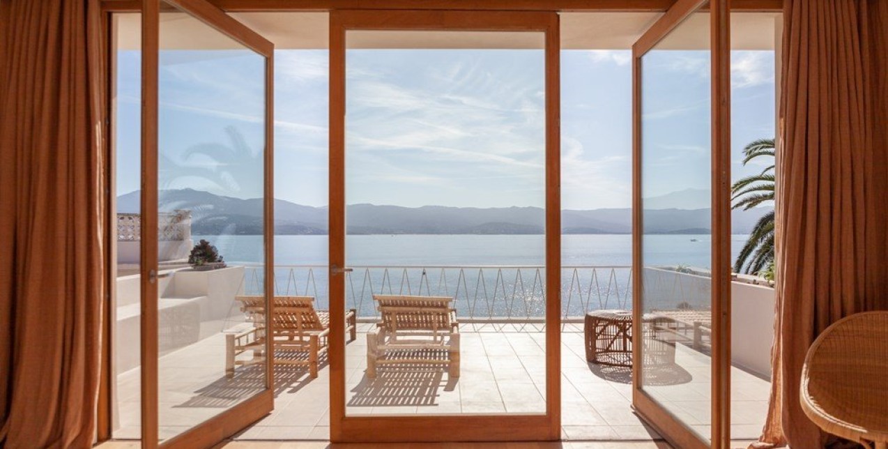 Ένα beach house στην ακτή Ajaccio της Κορσικής που θα σας βάλει σε καλοκαιρινό mood