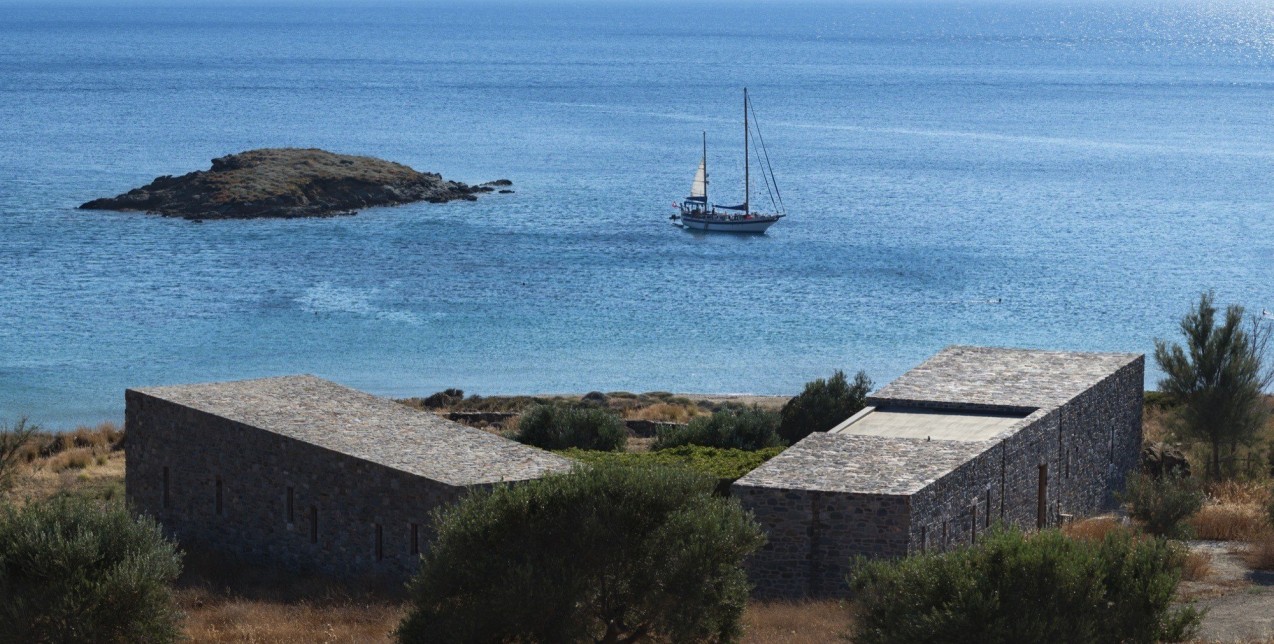 Less is more: Μια ματιά σε ένα πέτρινο συγκρότημα κατοικιών στη Σύρο που μοιάζει να αναδύθηκε από την γη 