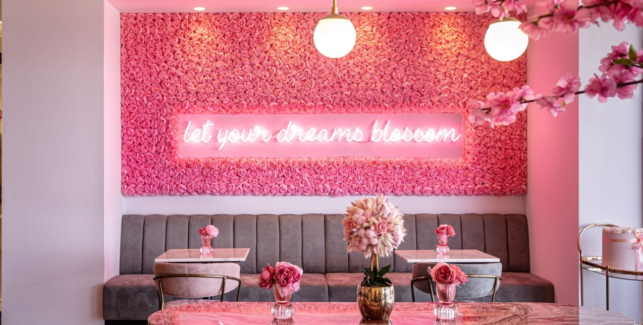 Sweet Escape: Απόβαση στο Pink Dot, ένα από τα ωραιότερα, νέα καφέ της πόλης που μοιάζει σαν να βγήκε από παραμύθι 