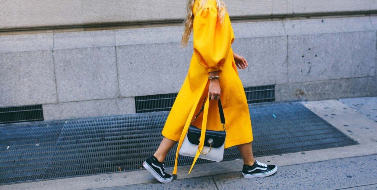 4+1 τρόποι για να συνδυάσετε τα αγαπημένα σας sneakers φέτος το καλοκαίρι 