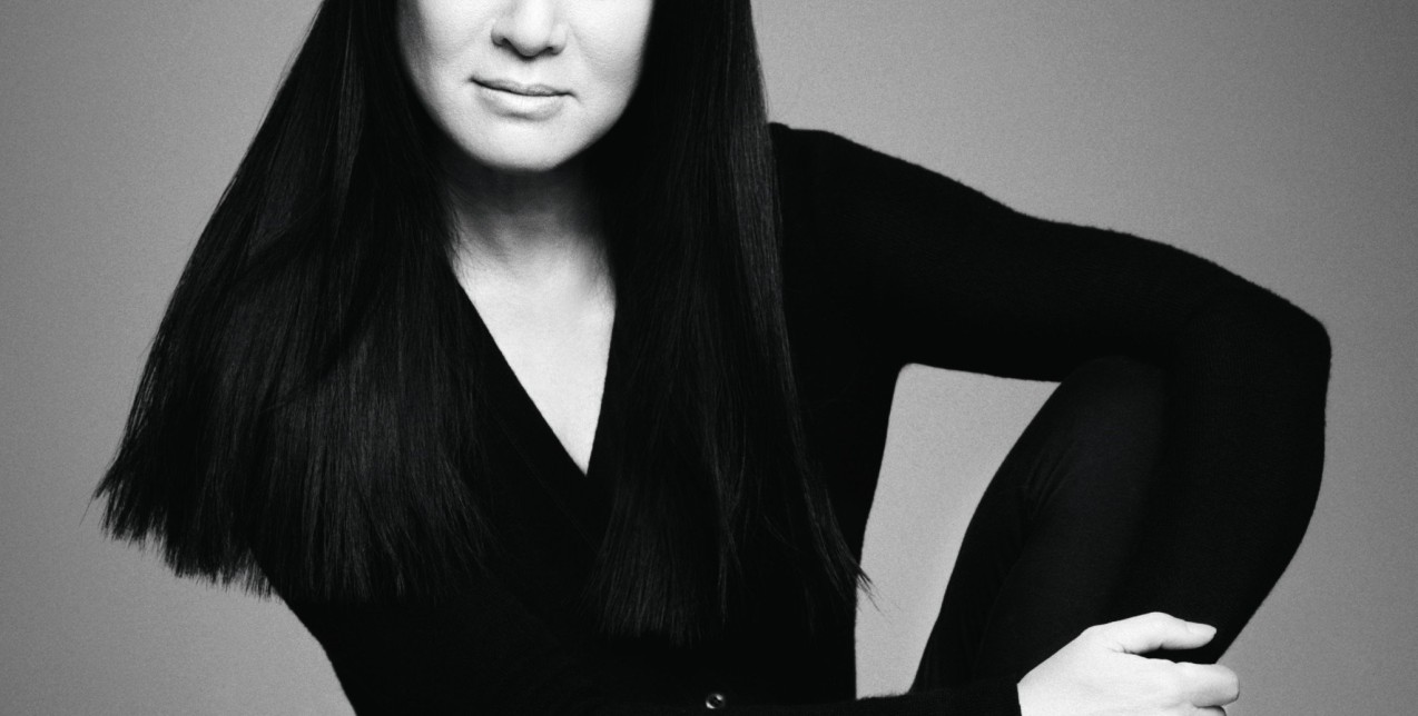 Vera Wang: Πώς στα 71 της χρόνια εντυπωσιάζει ακόμη με τις εμπνευσμένες δημιουργίες και την εμφάνισή της 
