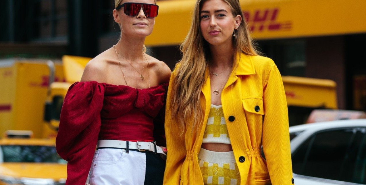 Γνωρίστε τα Instagram girls που θα «βάλουν» χρώμα στα σύνολα και στην καθημερινότητά σας 