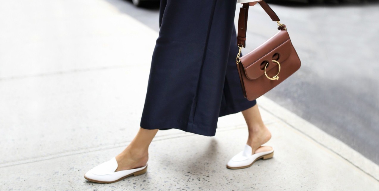 Τα πιο άνετα και κομψά flat mules για να πάρετε μαζί σας στις διακοπές -και όχι μόνο 