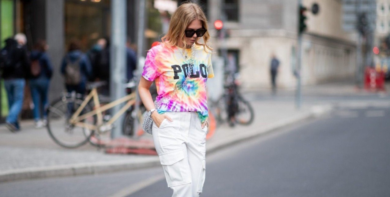 Η τάση του tie dye ήρθε για να μείνει κι έτσι θα την εντάξετε σωστά στα σύνολά σας
