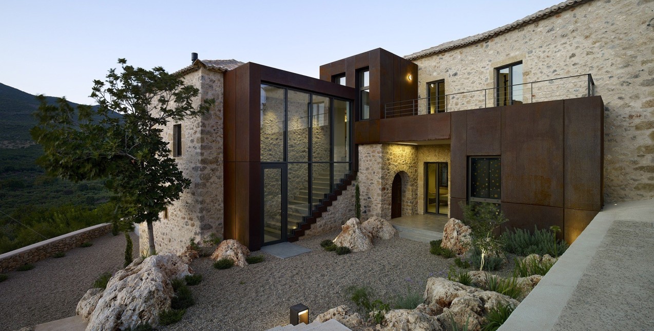 Το Rusted Mill house στη Μάνη είναι μια πανέμορφη εξοχική κατοικία με αγάπη για την παράδοση 