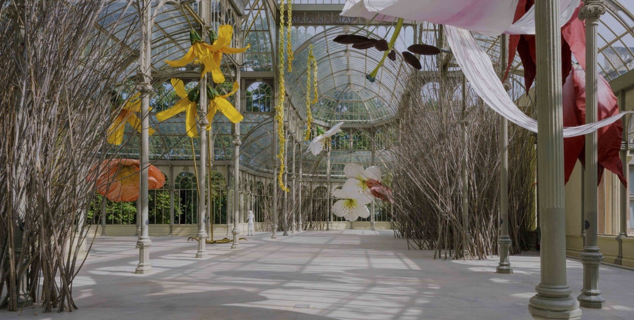 Η εντυπωσιακή έκθεση του Petrit Halilaj στο Palacio de Cristal στη Μαδρίτη είναι ό,τι καλύτερο θα δείτε σήμερα