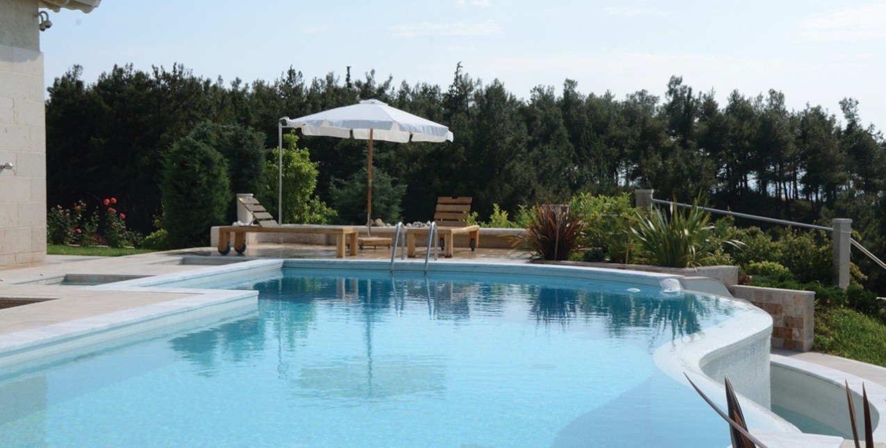 Pool Experts: Τα πλεονεκτήματα μιας πισίνας στον κήπο σας & πώς μπορείτε να την επιλέξετε on a budget 