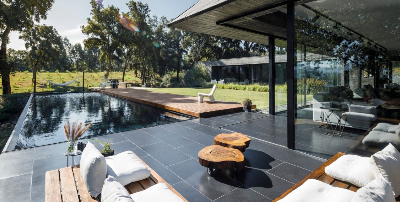 To Cork Oak house είναι μια κατοικία «βουτηγμένη» μέσα στη φύση της Πορτογαλίας