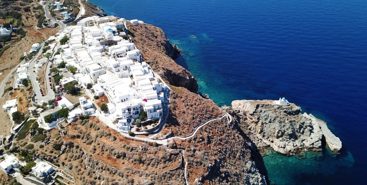 Γνωρίστε τον μικρό θησαυρό των Κυκλάδων με τις ειδυλλιακές παραλίες και τα μαγευτικά τοπία 