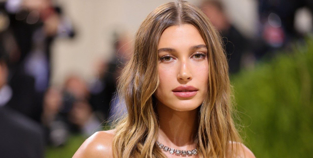 H facialist της Hailey Bieber αποκαλύπτει 6 απλά μυστικά για τέλειο δέρμα 