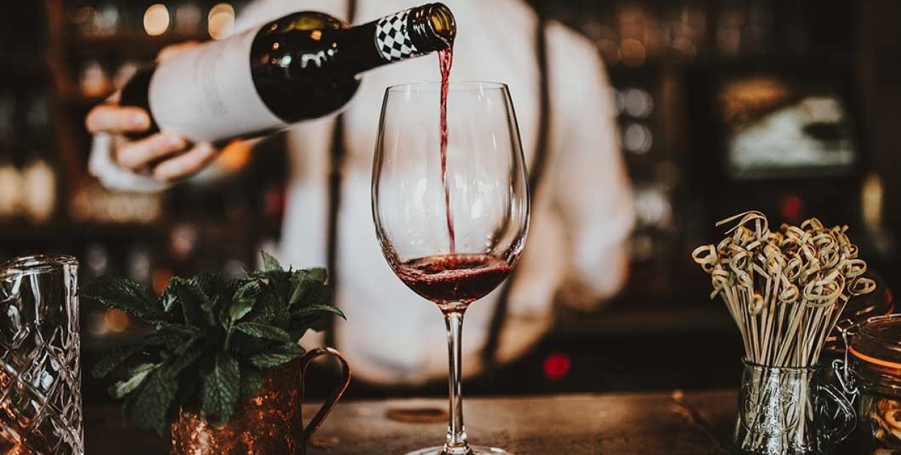 Τα 6 καλύτερα wine bars της Θεσσαλονίκης για τους λάτρεις του είδους 