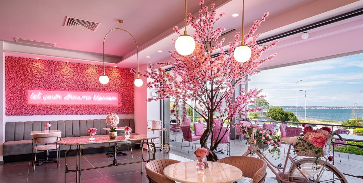 Τα colourful café-bars της Θεσσαλονίκης που δίνουν χρώμα στη διάθεσή μας