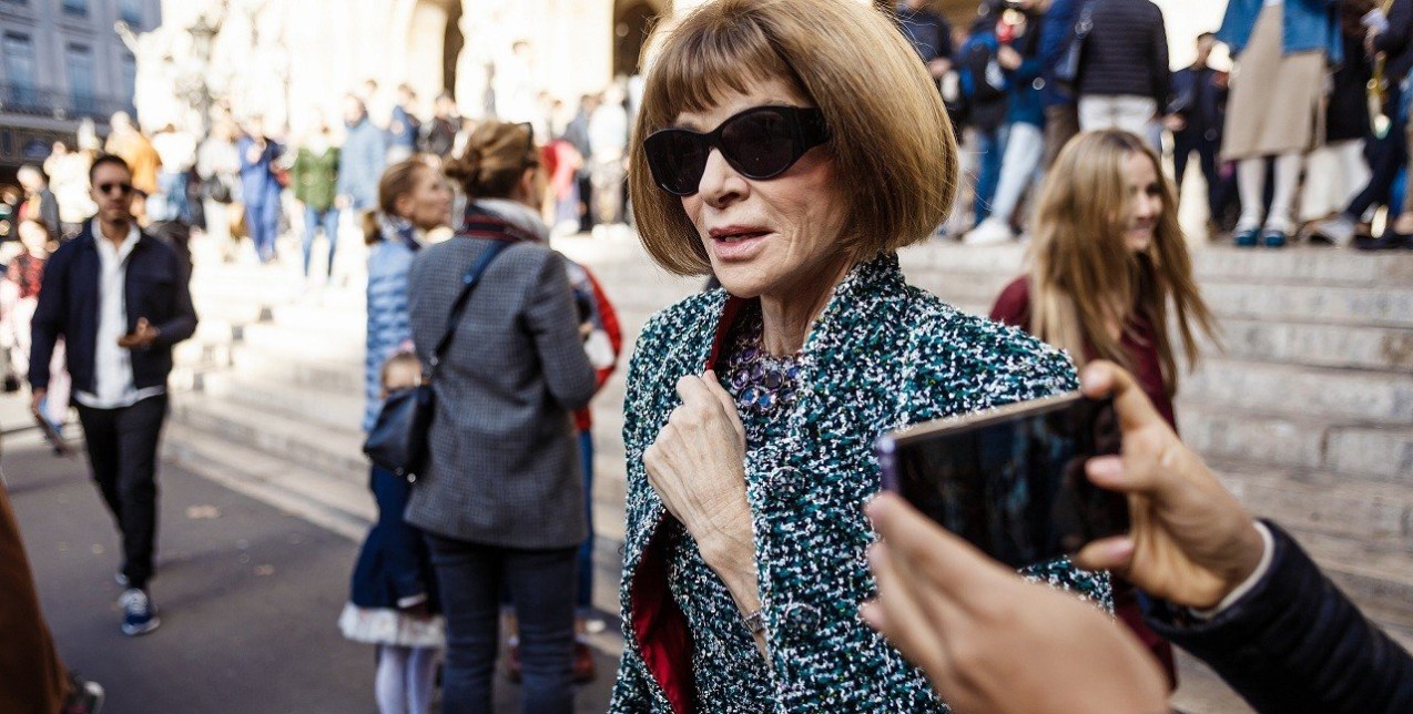 Tι κρύβεται πίσω από τα μαύρα γυαλιά της Anna Wintour; Μπορεί να μη μάθουμε ποτέ 