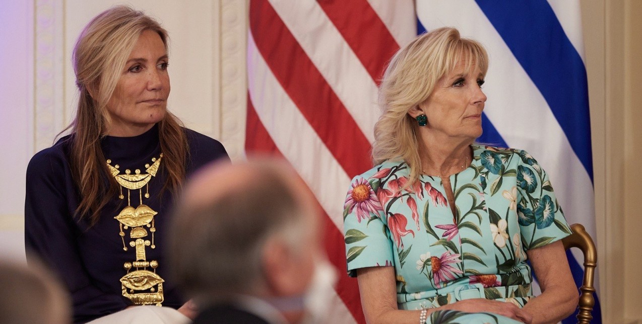 Ποια δημιουργός βρίσκεται πίσω από το statement necklace piece που πρωταγωνίστησε στην εμφάνιση της Μαρέβα Γκραμπόφσκι-Μητσοτάκη στον Λευκό Οίκο 