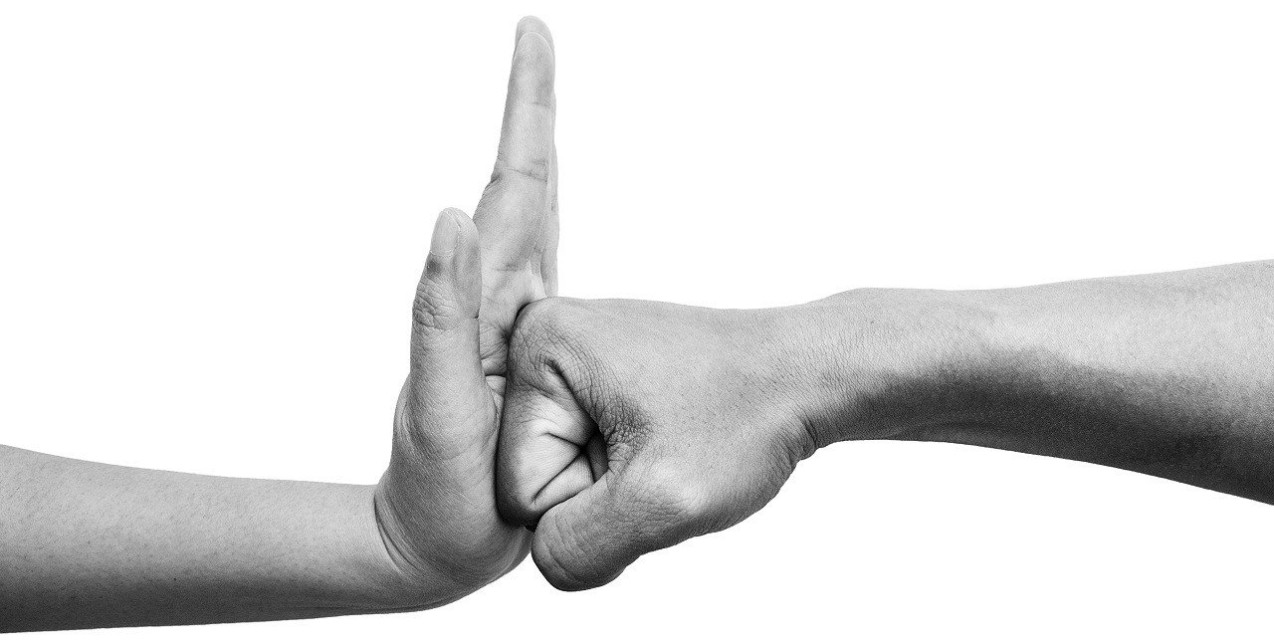 Πόσα περιστατικά βίας είναι αρκετά για να αρχίσουμε να «ξετυλίγουμε το νήμα της»;  