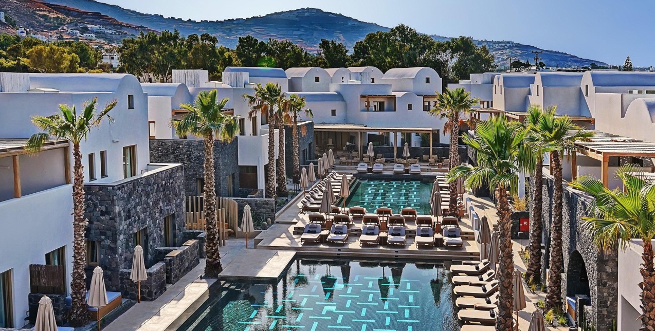 Μια εμπειρία πολλών «αστέρων» μας προσκαλεί να αποδράσουμε στη μαγευτική Σαντορίνη 