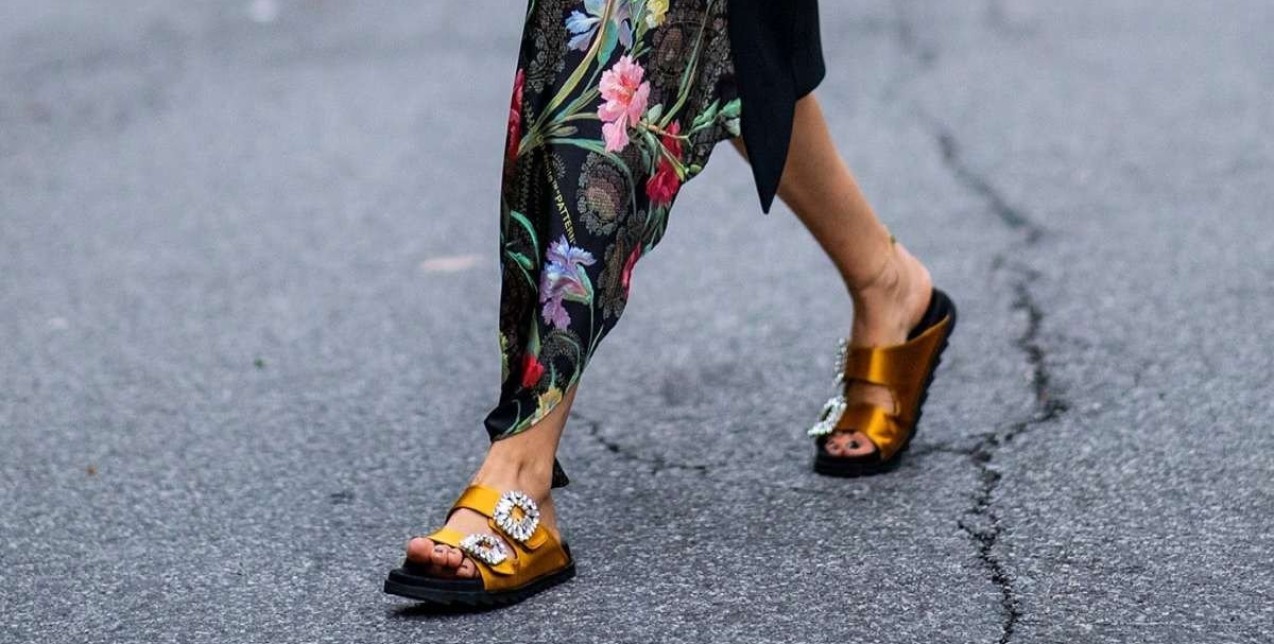 Slide sandals: Οι πιο άνετες και στιλάτες επιλογές, κατάλληλες για all-day looks