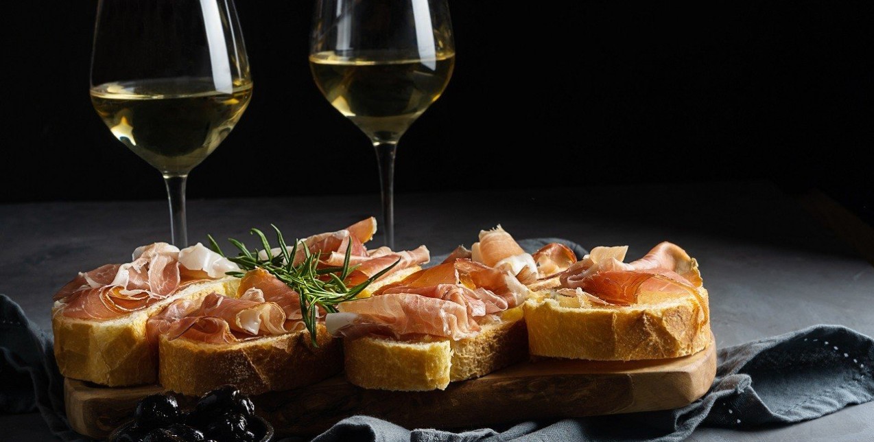 Καλοκαίρι στο πιάτο: Οι γεύσεις που θα συνοδεύσουν το ποτό σας