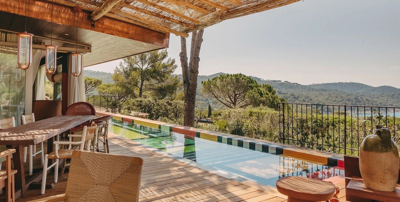 Η Villa W του Philippe Starck είναι ένα καταφύγιο στο Saint-Tropez με ρετρό πινελιές