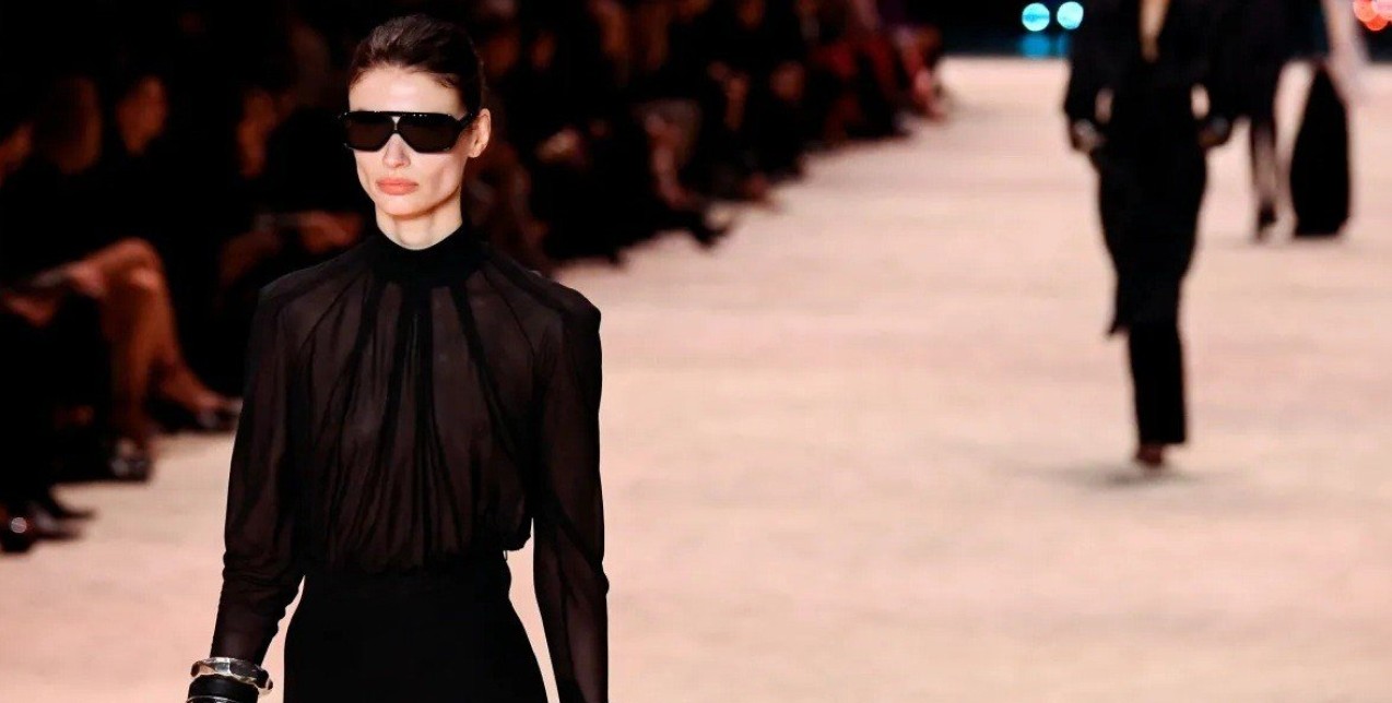 A/W '22: 5 runway-approved σύνολα που θα σας μετατρέψουν σε it girl